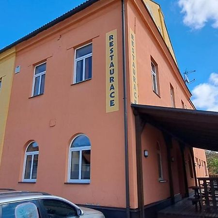 ホテル Hostinske Pokoje Nad Restauraci Kosetice Se Sdilenou Koupelnou A Kuchynkou Pelhřimov エクステリア 写真